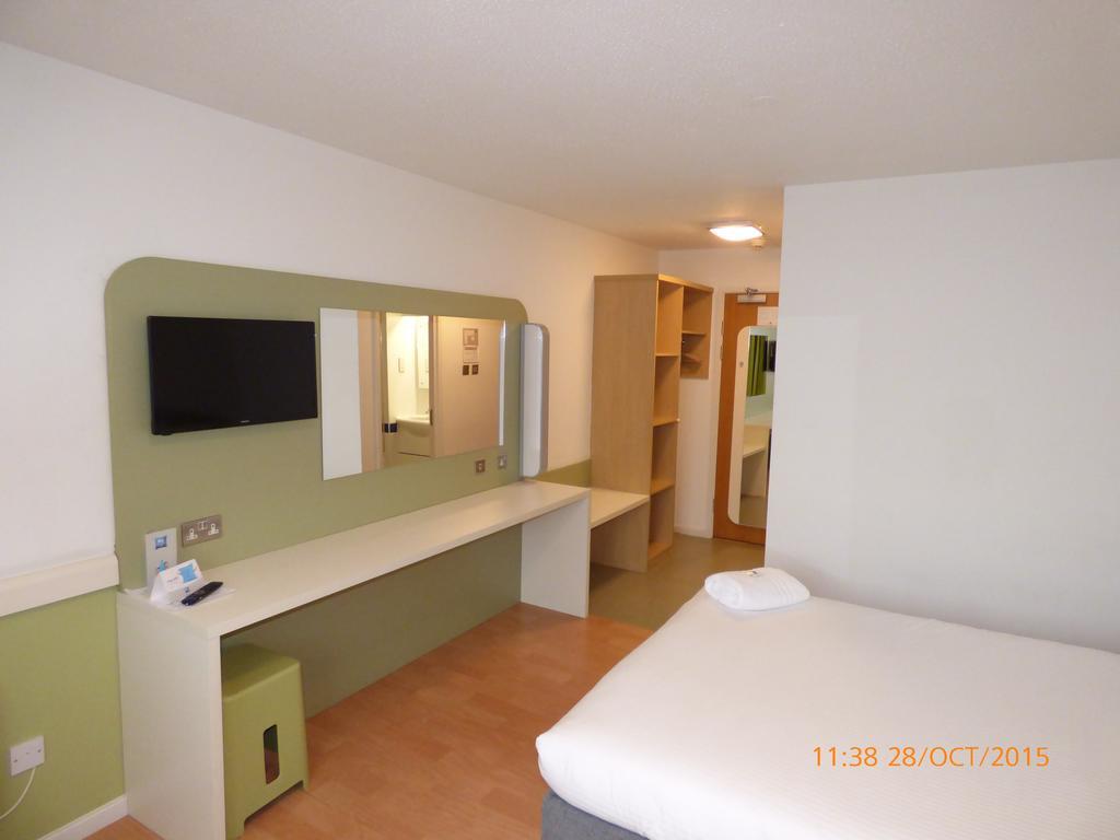 Warrington Motel, J20 M6 Lymm Services Extérieur photo