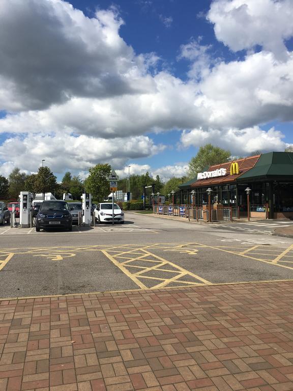 Warrington Motel, J20 M6 Lymm Services Extérieur photo